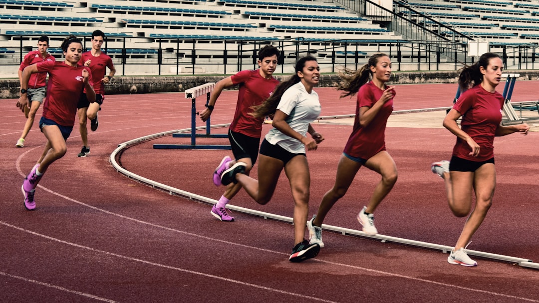 um grupo de pessoas correndo em uma pista